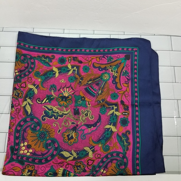 The Specialty House Scarf Made in Italy - Picture 6 of 9